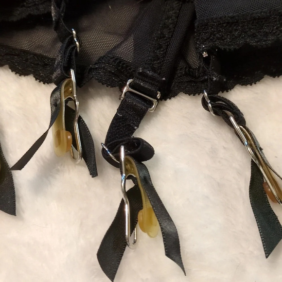 Victoria's Secret 34B corset with garter black and white faux lace - Picture 10 of 10